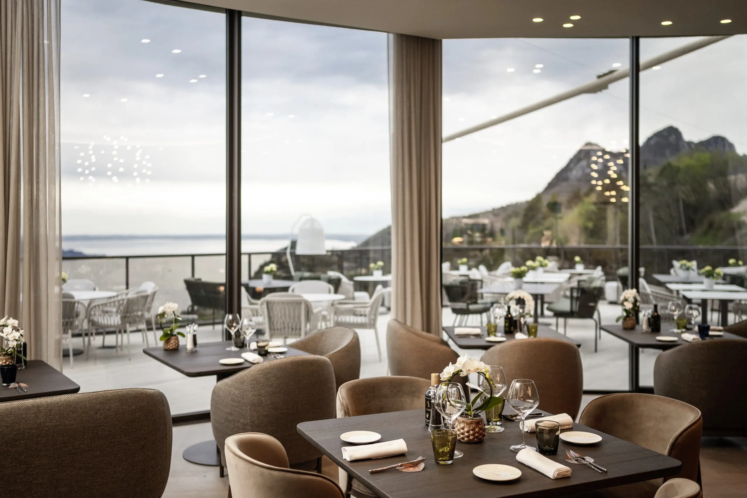 Restaurant im Stroblhof Lake Garda mit gro&szlig;er Terrasse mit Seeblick