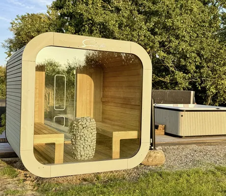 Kubussauna neben Outdoor-Whirlpool im Ostsee Baumhaushotel