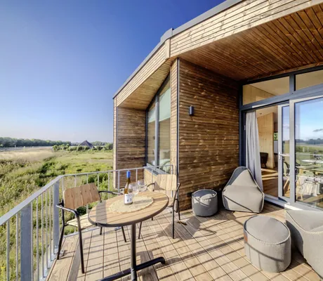 Sitzsäcke und Gartentisch auf der Holzterrasse des Ostsee Baumhaushotel