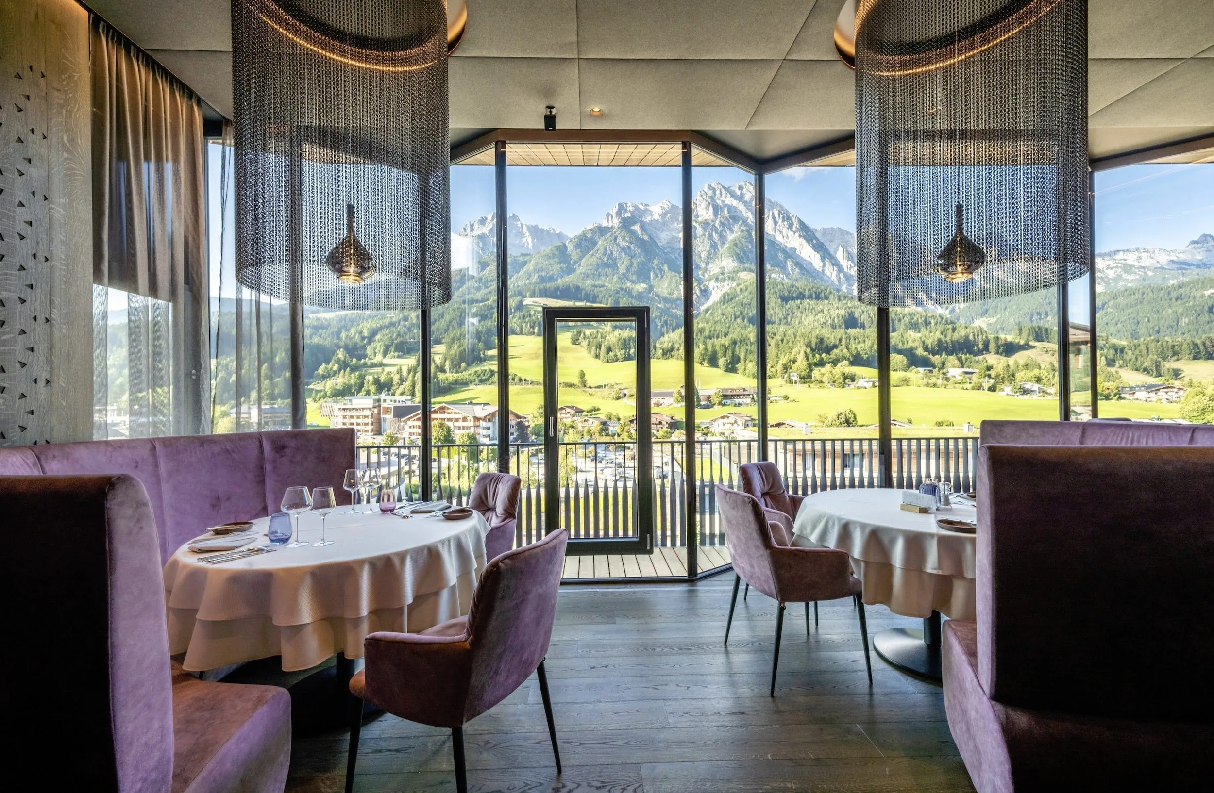 Gourmetrestaurant im Good Life Resort Riederalm mit bodentiefen Panoramafenstern