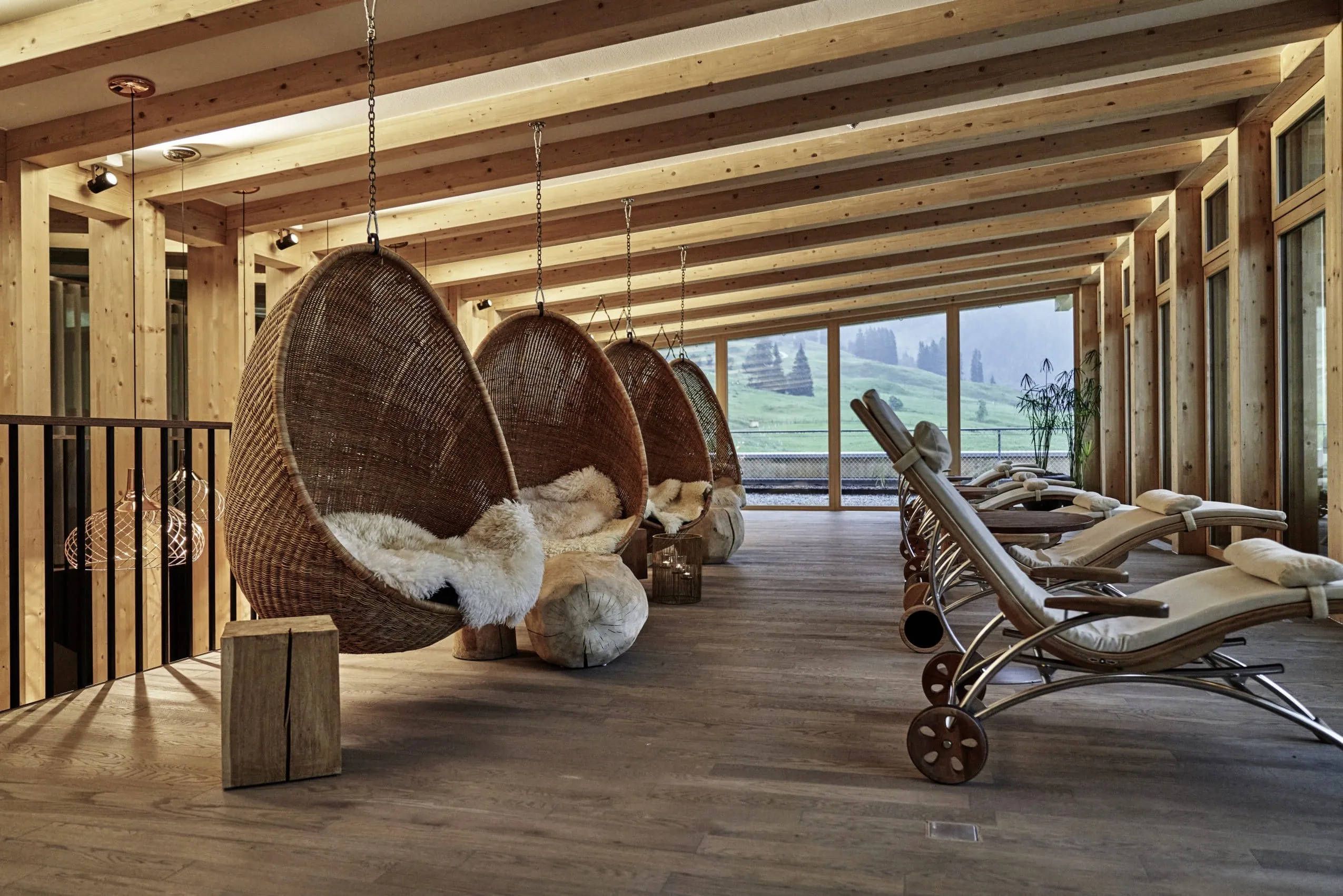 Ruhebereich im HUBERTUS Mountain Refugio Allg&auml;u mit Schwebeliegen und Hanging Eggs