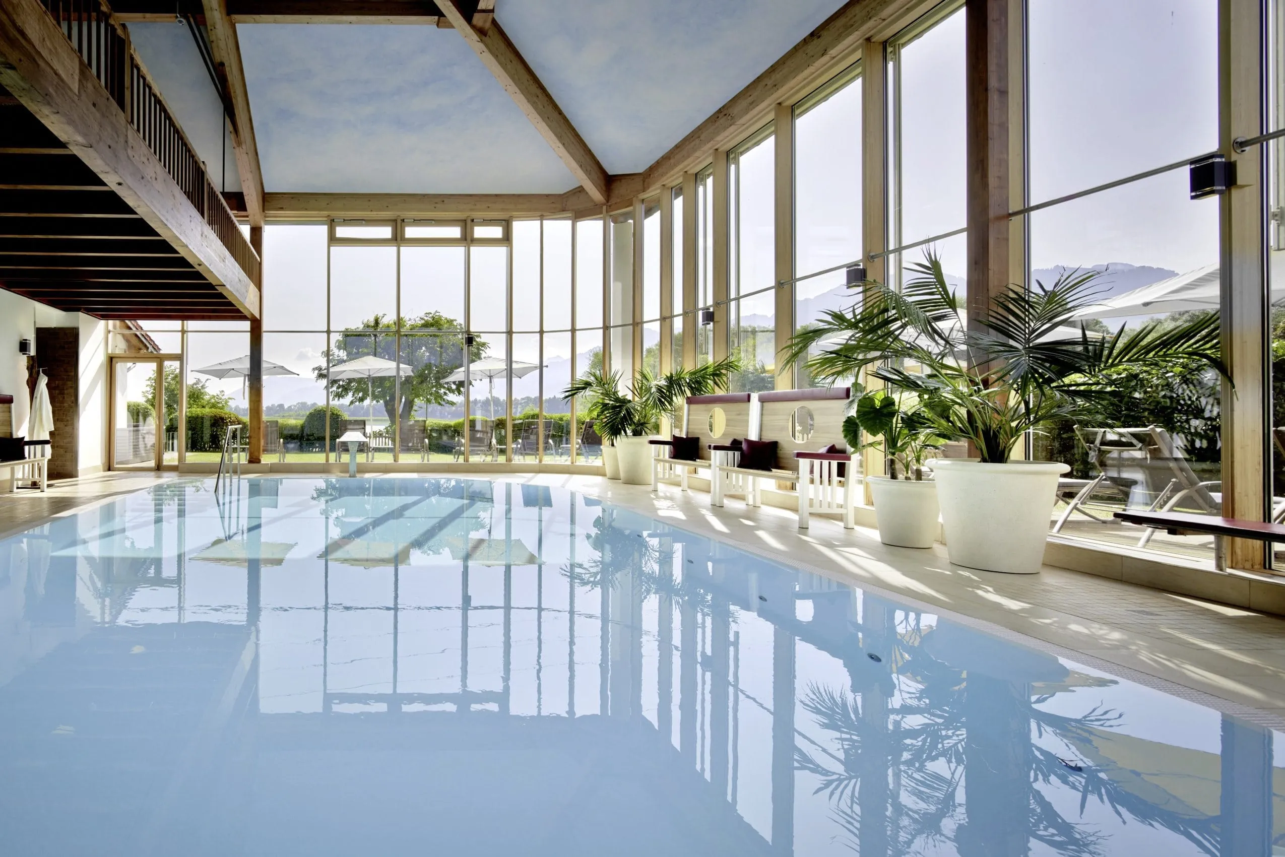 Indoorpool des Hotel Sommer mit Blick in den Garten