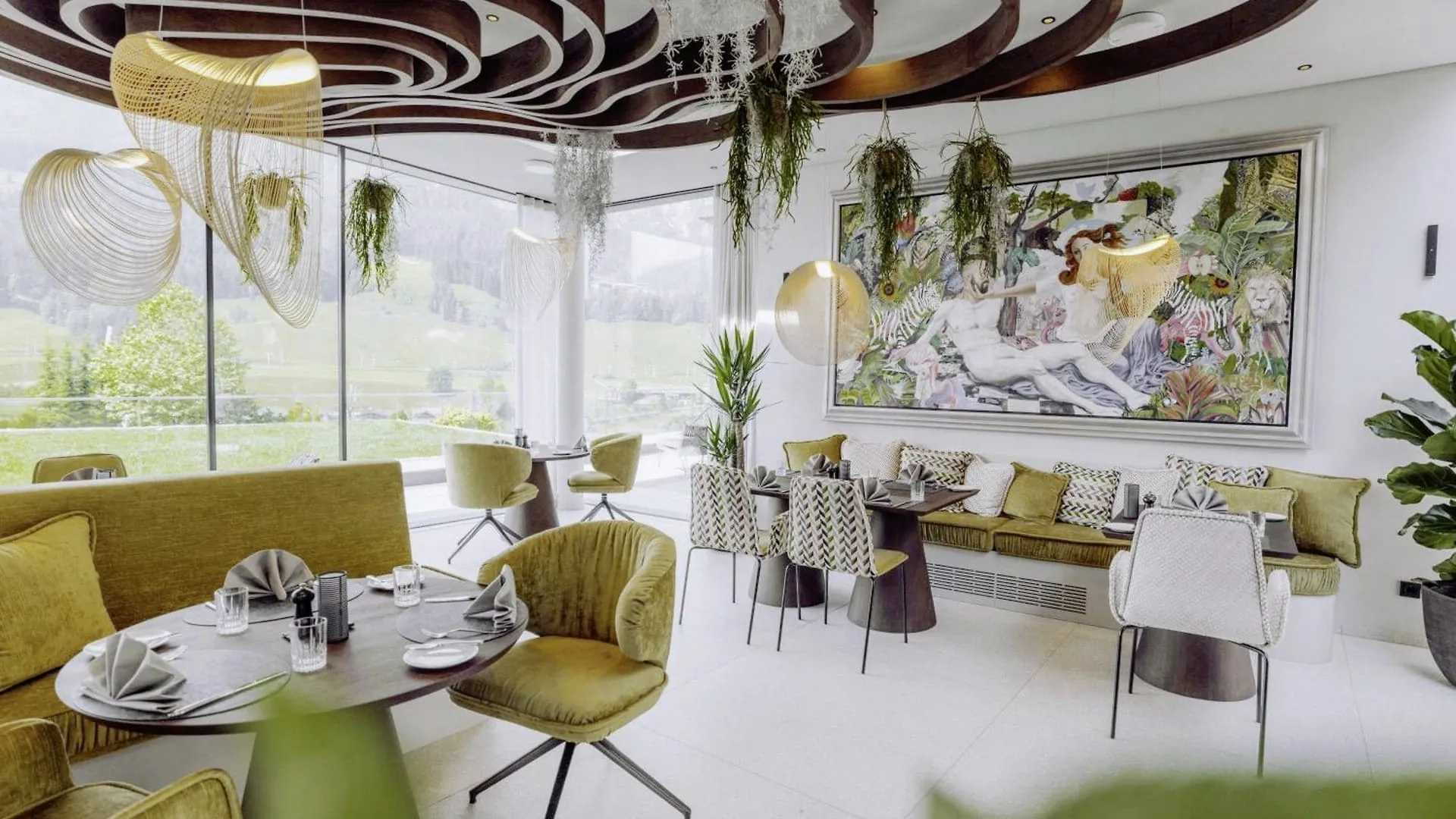 Hauben-Restaurant Ess:enz im Naturresort PURADIES mit kunstvoller Holzdecke, h&auml;ngenden Pflanzen, gro&szlig;en Panoramafenstern und einem farbenfrohen Gem&auml;lde an der Wand