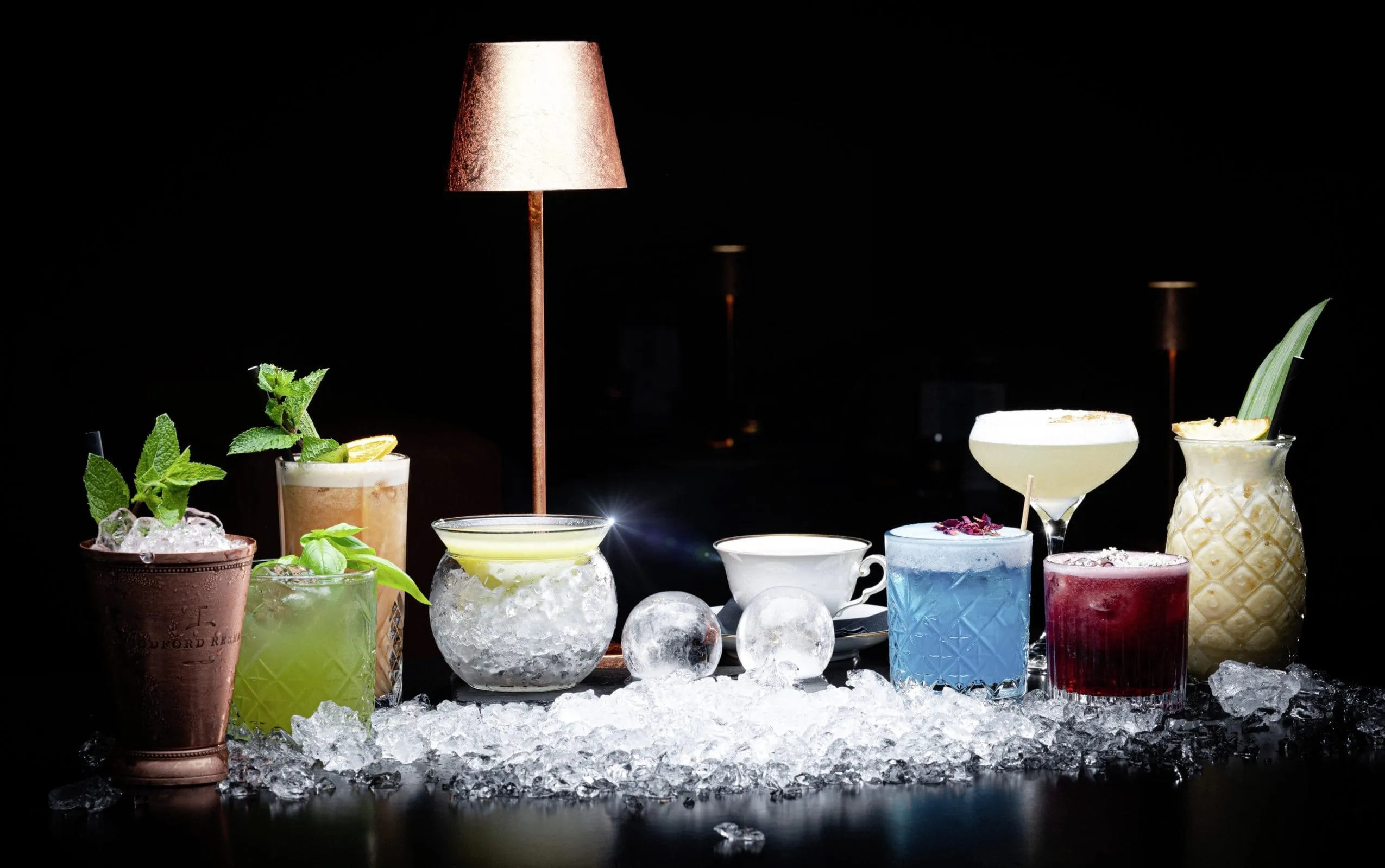 Mehrere bunte Cocktails aus der Hotelbar des Blauen Reiters nebeneinander aufgereiht