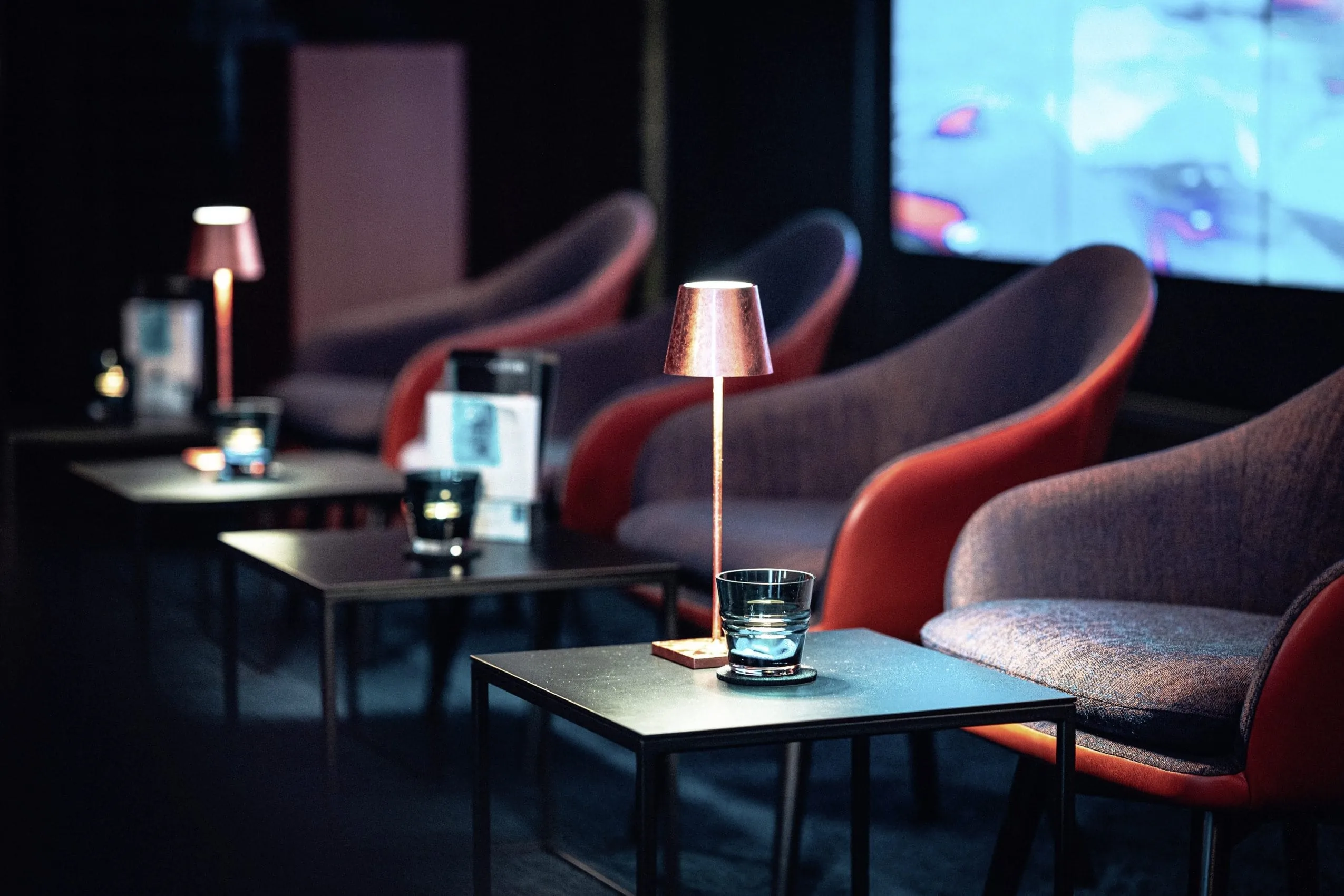 Lounge im Hotel Der Blaue Reiter mit Sesseln und stimmungsvollen Leuchten auf den Tischen