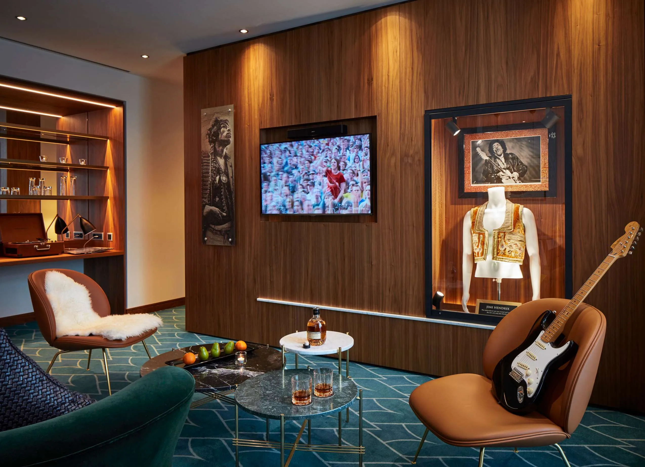 Stilvolle Suite im Hard Rock Hotel Davos mit Jimi-Hendrix-Memorabilia, gem&uuml;tlichen Sesseln und drei Couchtischen