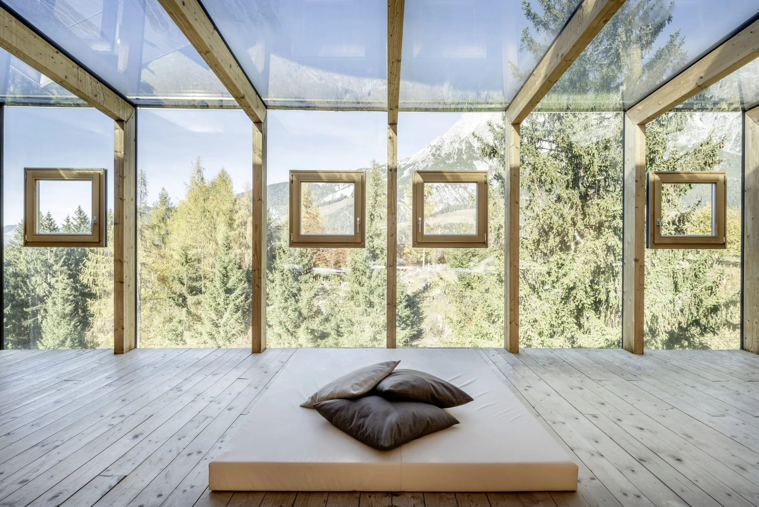 Ruhe- und Yogaraum mit Glasfassade im Holzhotel Forsthofalm