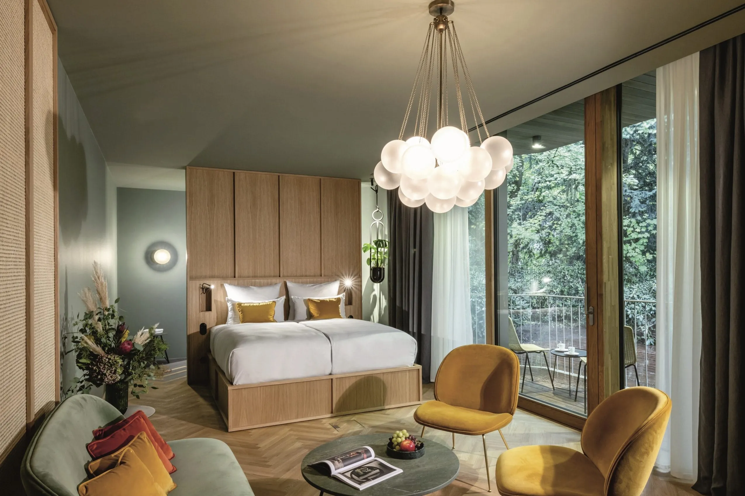 Suite L'Etoile im LA MAISON mit Designerlampe und gelben St&uuml;hlen