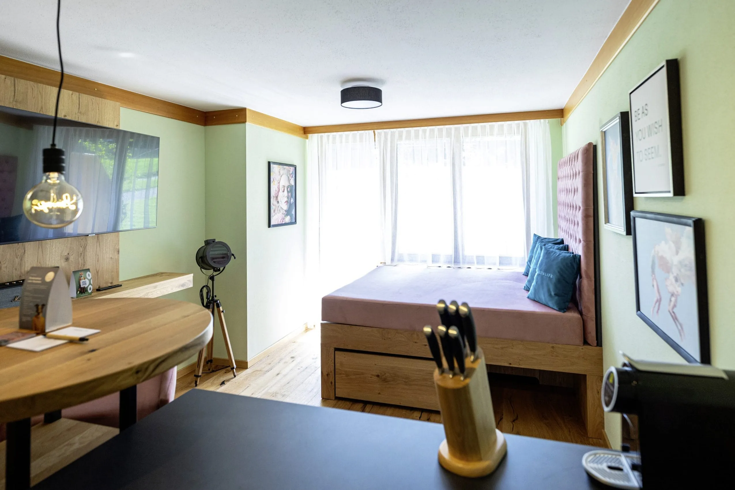 Wohnbereich im Appartement des LechLife Travelhouse mit Daybed und K&uuml;chenzeile