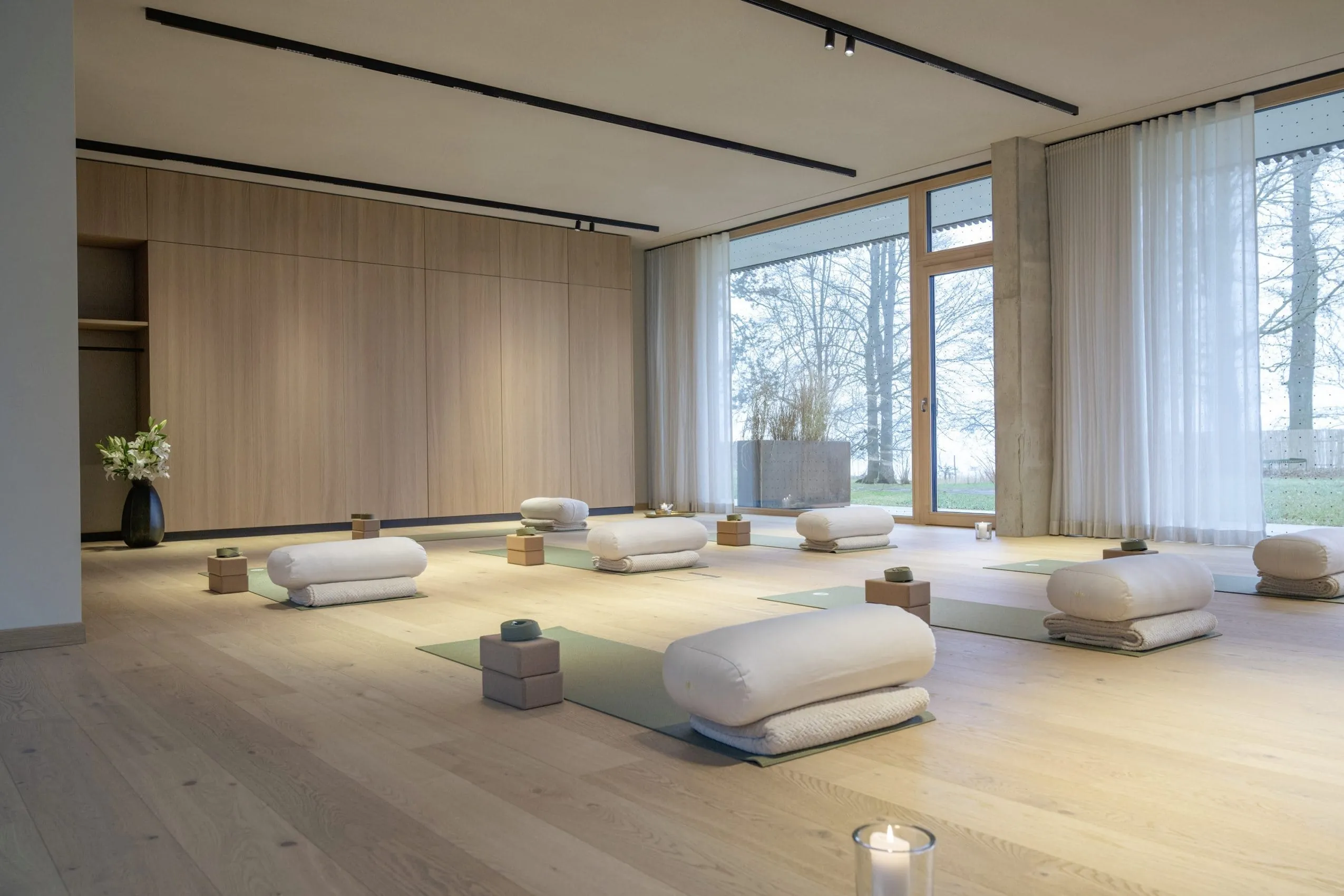 Yogaraum im Seegut Zeppelin mit gro&szlig;en Panoramafenstern und Blick auf den See