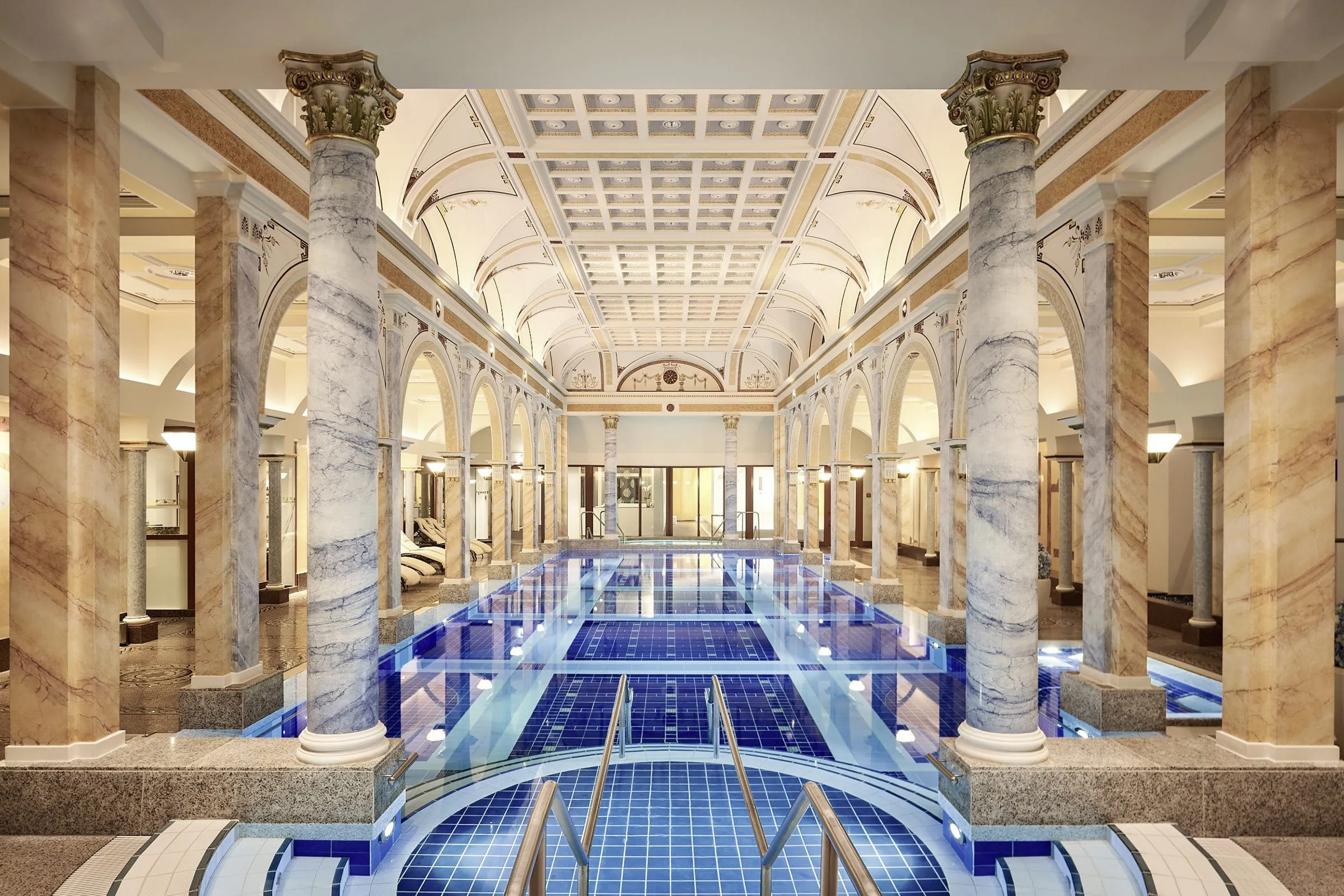 Indoor-Jugendstilbad im Grand Resort Bad Ragaz mit Marmors&auml;ulen und B&ouml;gen