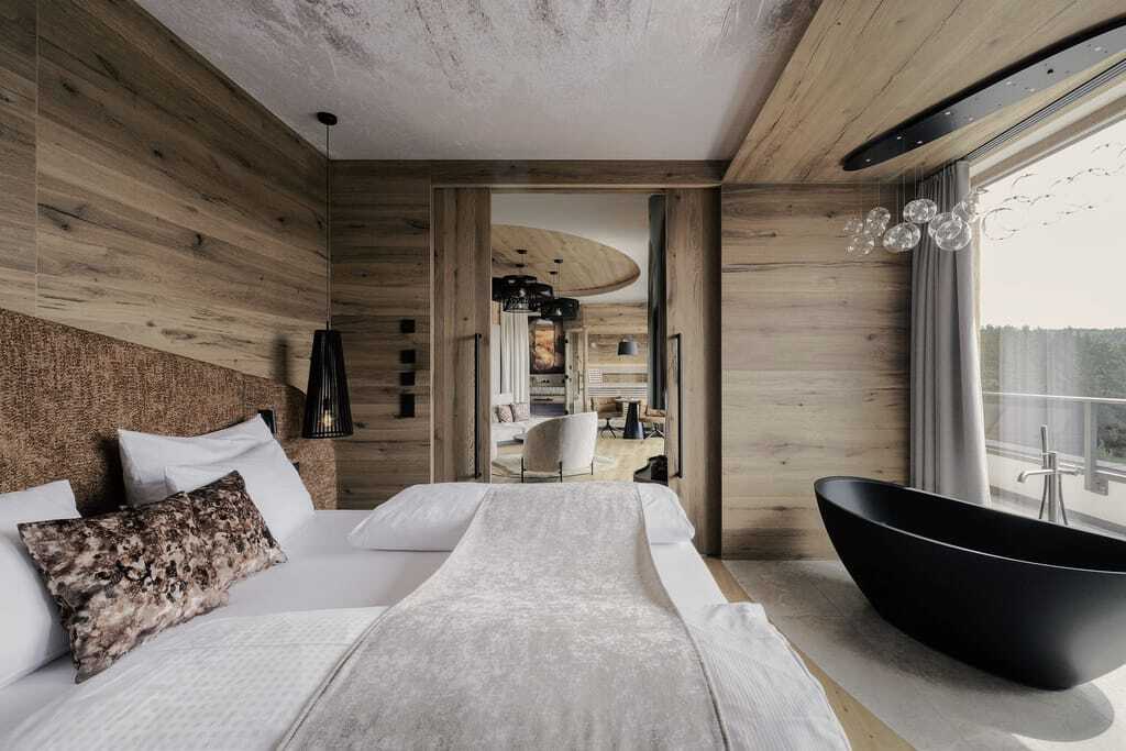 Zimmer im Tonihof mit Holzverkleidung und Blick in den gemütlichen Wohnbereich