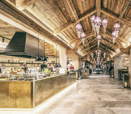 Offene Genussmanufaktur mit rustikalem Holzdach, langem Gang und moderner Einrichtung