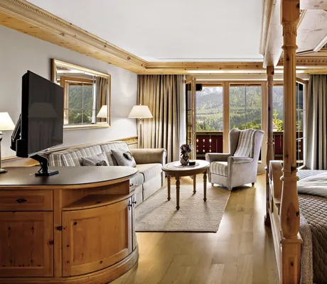 Elegante Residenzsuite mit Holzelementen, Himmelbett, Balkon und Bergblick