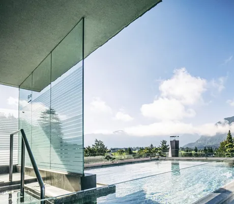 Rooftop-Pool der Wellnessresidenz Alpenrose mit Glasabtrennung und Blick auf die umliegende Berglandschaft