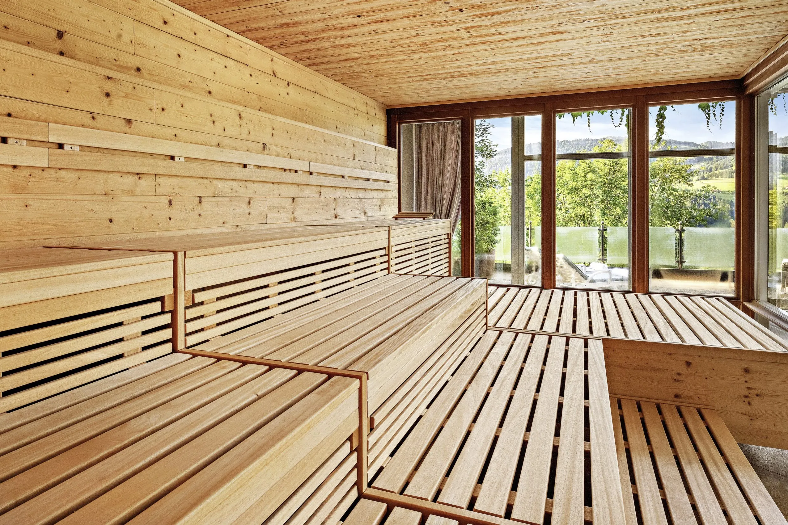 gro&szlig;e Sauna im Hotel Allg&auml;u Sonne mit Panoramablick auf die Terrasse und die Umgebung