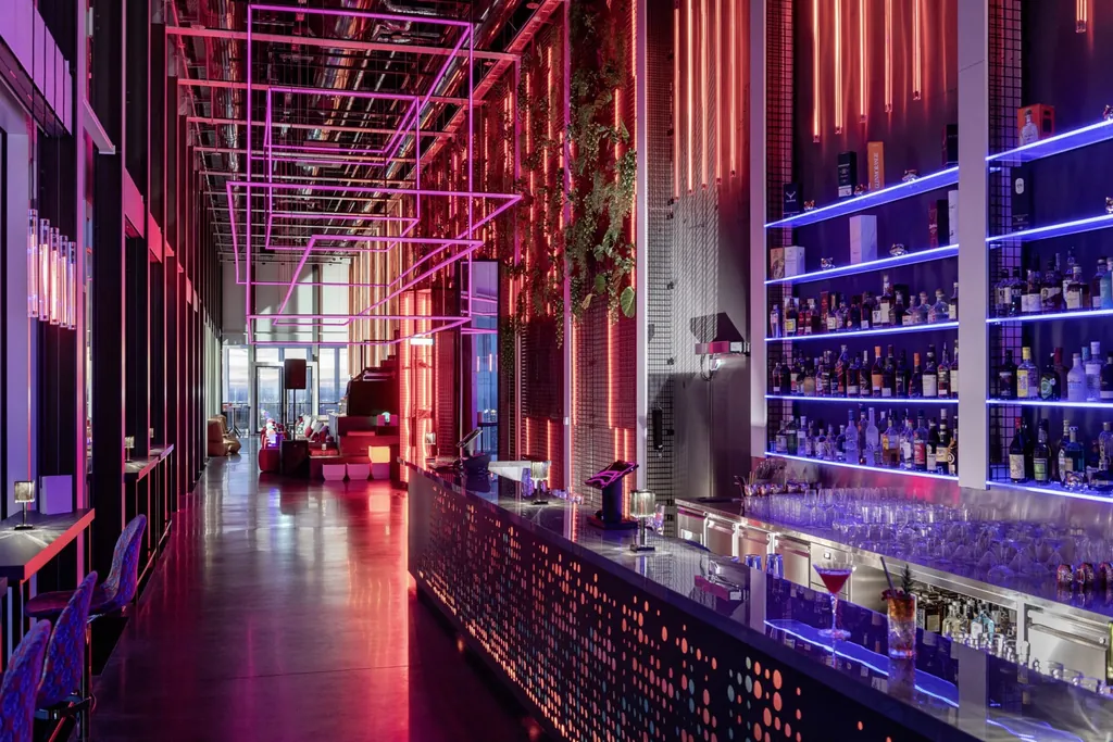 Hotelbar im nhow Frankfurt mit Neonlichtelementen