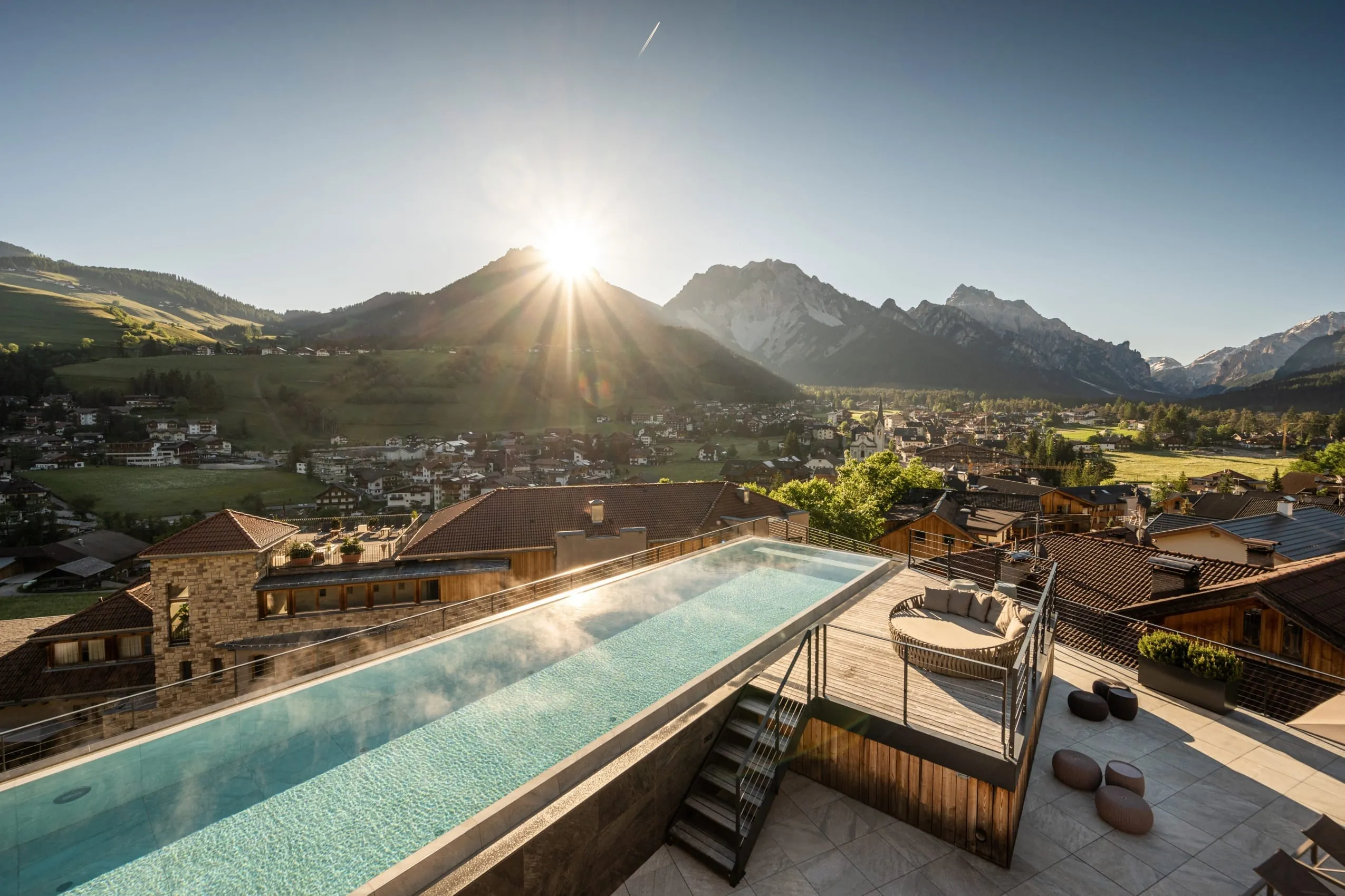Rooftop-Infinitypool auf dem Dach des Excelsior Dolomites Life Resort mit Blick auf die Dolomiten