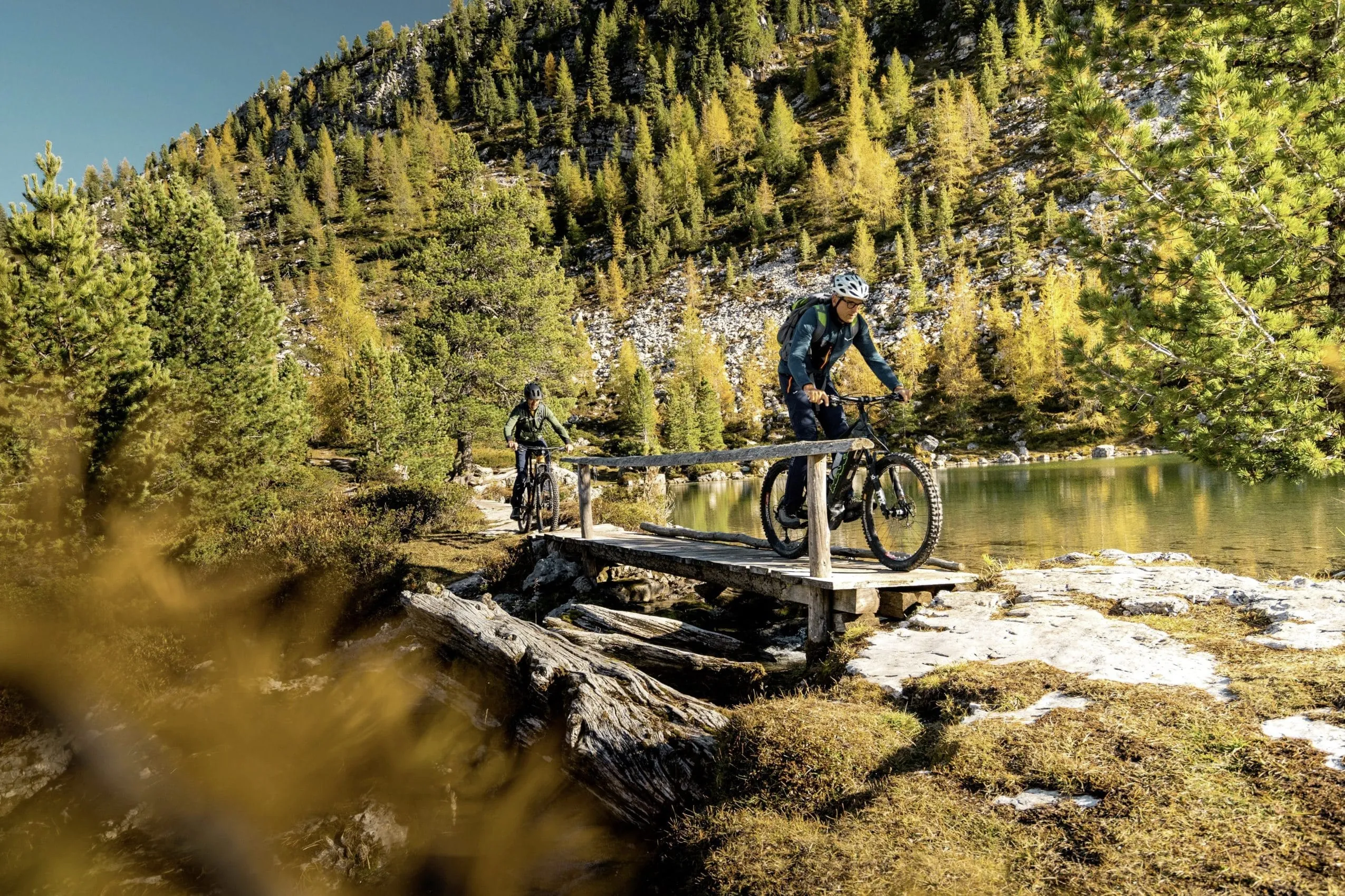 Zwei Mountainbikefahrer bei einer Tour durch die S&uuml;dtiroler Dolomiten im Herbst in der N&auml;he des Excelsior Dolomites Life Resort