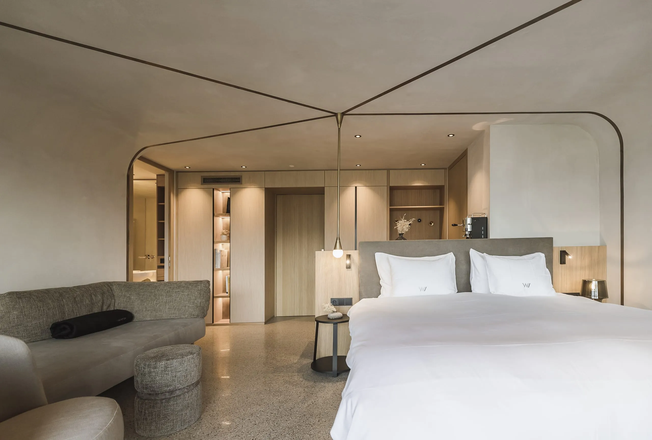 Gro&szlig;z&uuml;giges, modern gestaltetes Hotelzimmer mit Doppelbett, Sofa und eingebauten Holzschr&auml;nken im Hotel Winkler