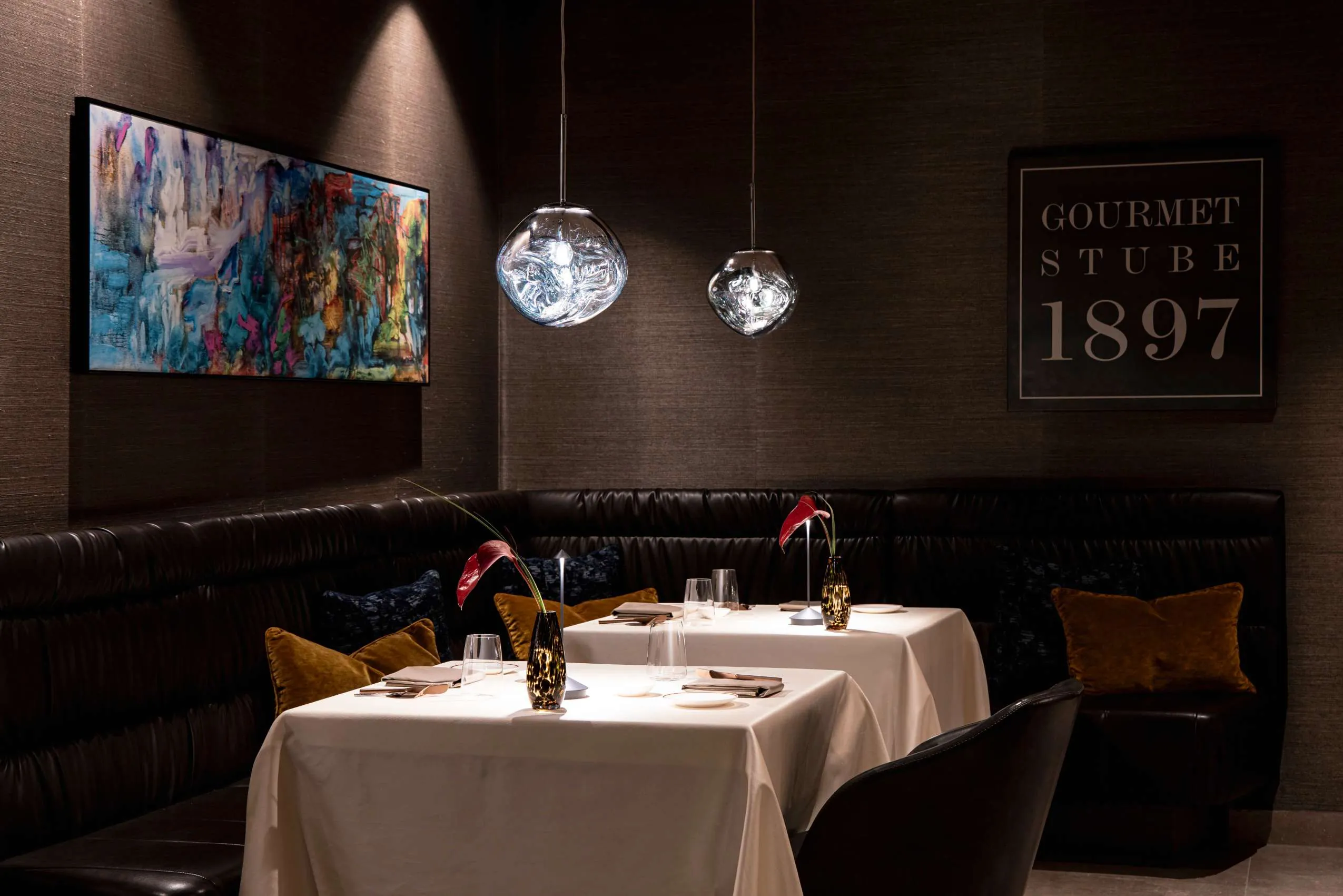 Gedeckte Tische in der Gourmetstube 1897 des Quellenhof Luxury Resort Passeier