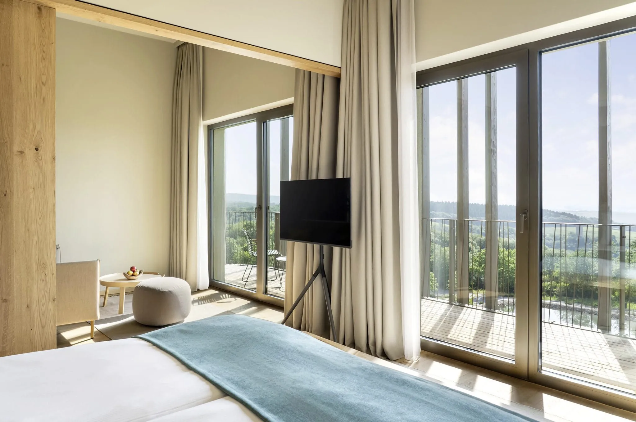 Blick vom Zimmer im WALD.WEIT Rheingau Hotel & Retreat auf den vorgelagerten Balkon und in die Weite