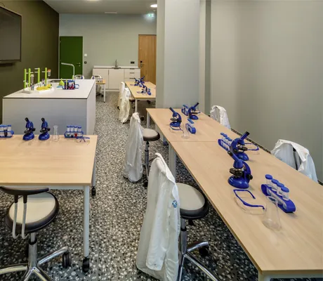 Kinder-Science-Lab im Falkensteiner Family Hotel Montafon mit Mikroskopen und Laborkitteln