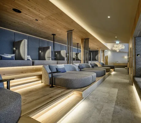 Moderner Ruhebereich im Familotel Zauchenseehof mit gemütlichen Liegeflächen, Holzdetails und indirekter Beleuchtung