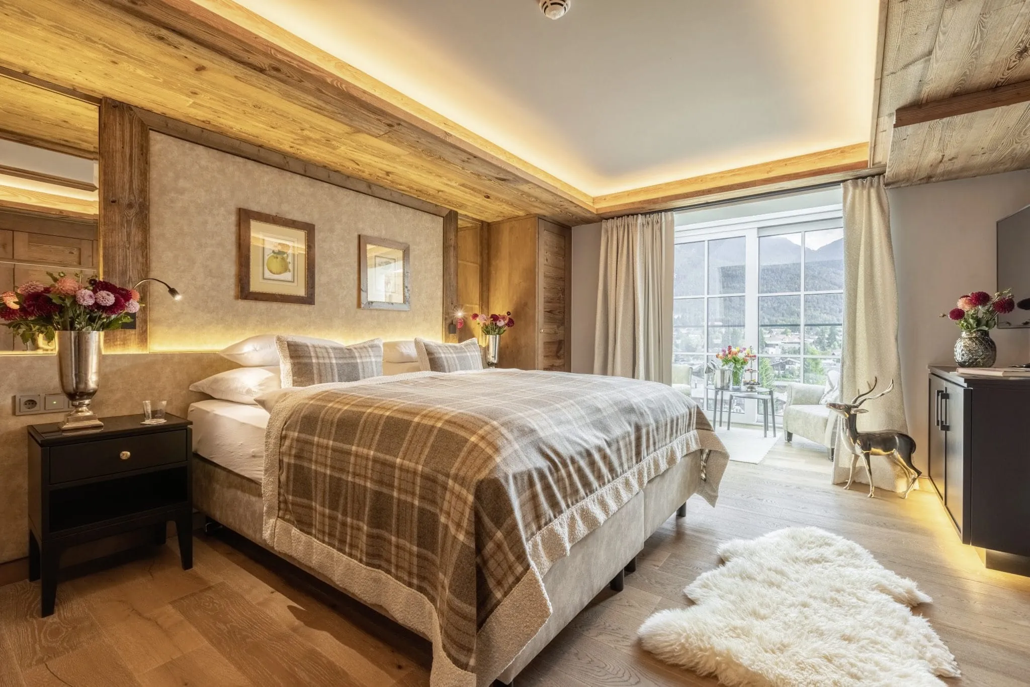 Blick in ein hochwertig eingerichtetes Doppelzimmer im alpinen Stil im Alpin Resort Sacher Seefeld – Tirol