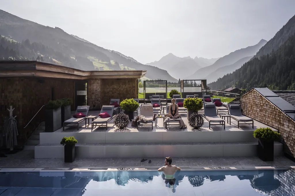 Blick auf Sky-Pool mit Relaxlandschaft des Alpin Spa Hotel Tuxerhof mit Blick auf das Zillertal