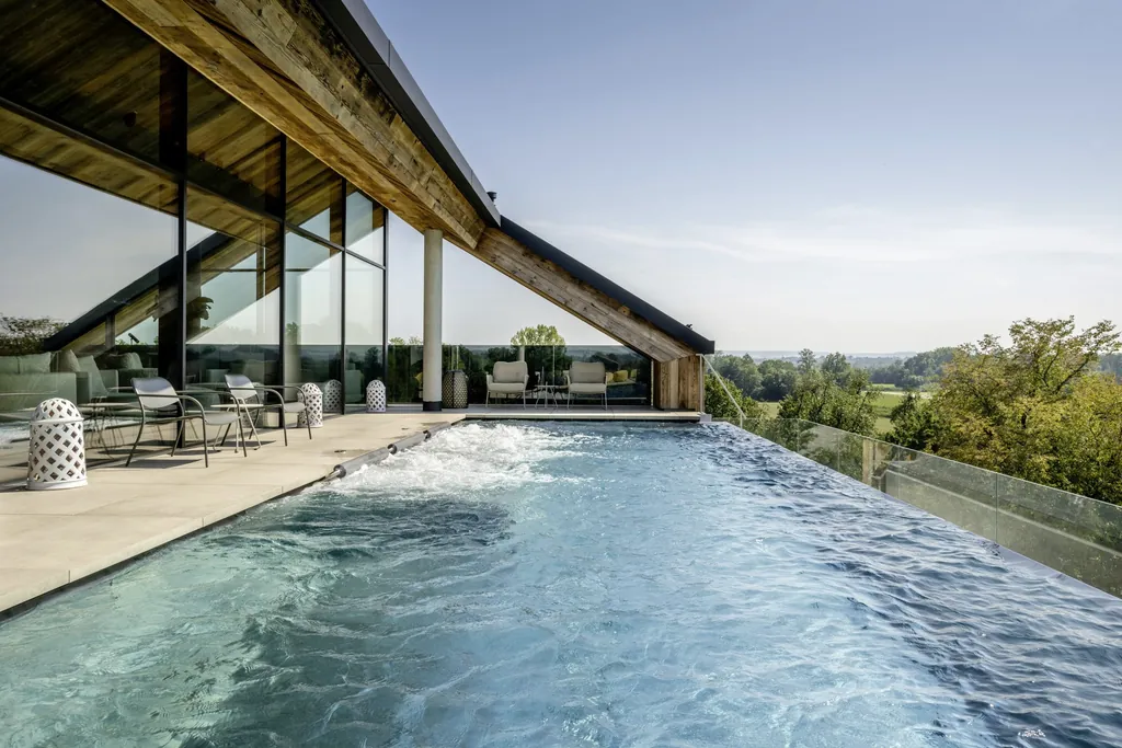 Sky-Pool von Das Mühlbach mit Relax-Bereich und grünem Panorama-Blick
