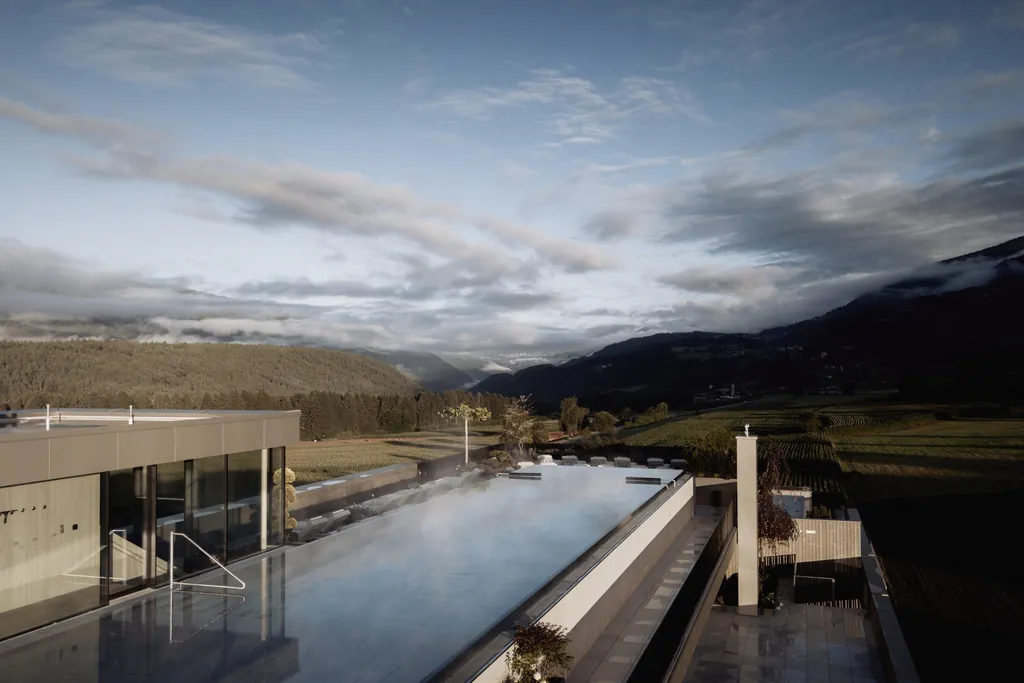 Sky-Infinitypool des Hotel Solvie mit bewölktem Himmel