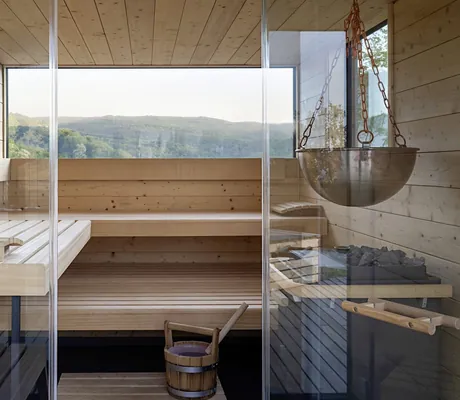 Blick in die Sauna auf dem Dach des WALD.WEIT mit Kupferkessel über dem Ofen