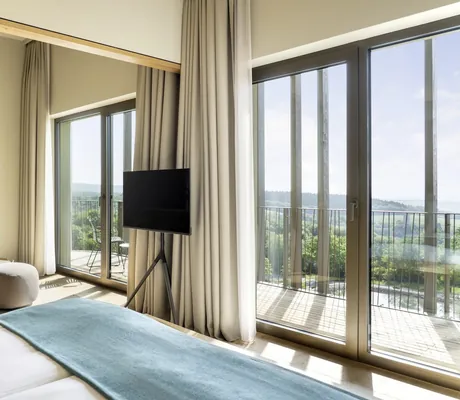 Blick vom Zimmer im WALD.WEIT auf den vorgelagerten Balkon und in die Weite