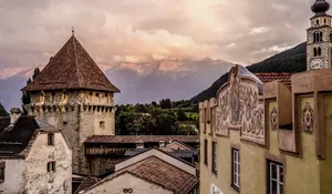 Blick auf einen Wachturm und die historische sowie kleinste Stadt Südtirol, Glurns.