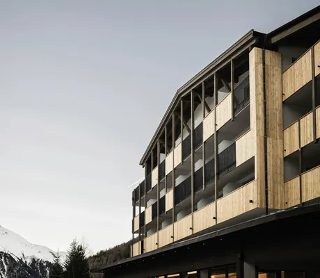 Wellnesshotel MyParadies Außenfront Holz mit Balkon mit Bergblick