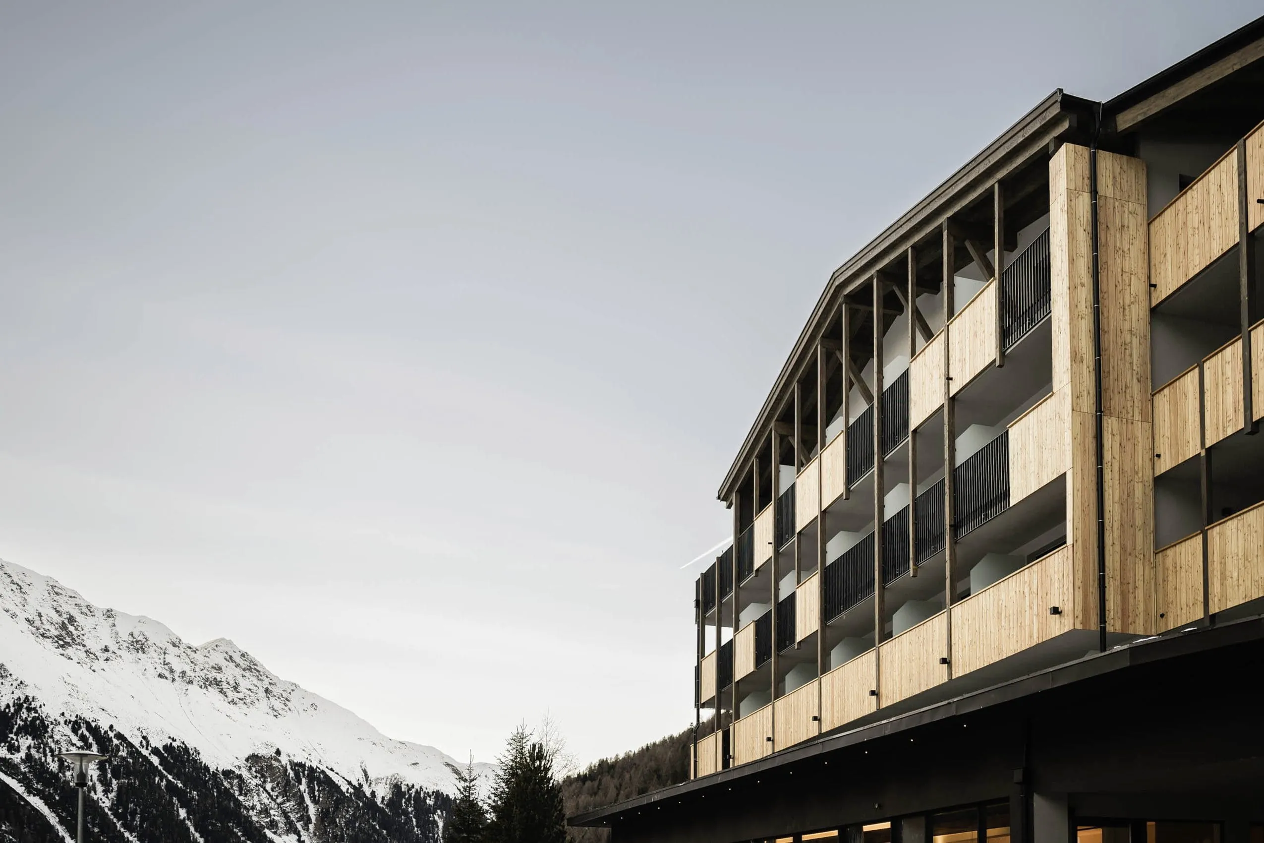 Wellnesshotel MyParadies Außenfront Holz mit Balkon mit Bergblick