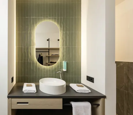 Blick vom Hotelzimmer des MyParadies in Sulden auf das Waschbecken und Spiegel