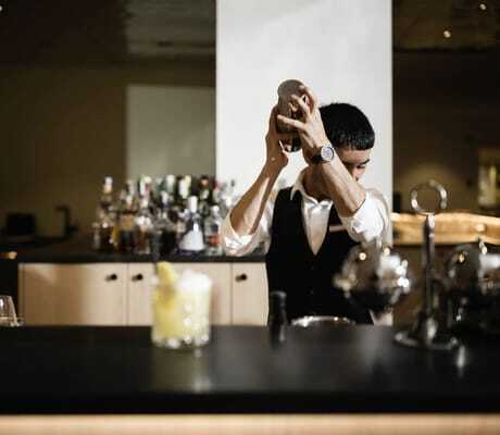 An der Hotelbar des MyParadies Sulden mixt der Barkeeper ein Getränk