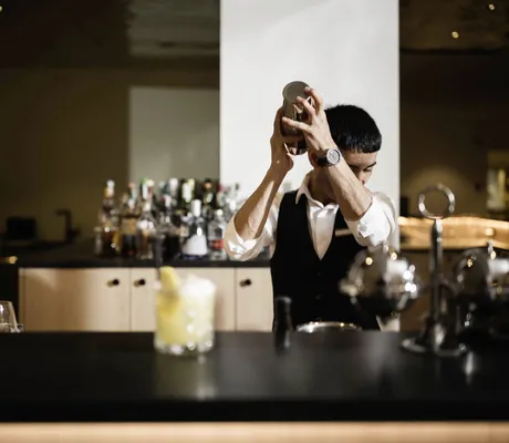 An der Hotelbar des MyParadies Sulden mixt der Barkeeper ein Getränk