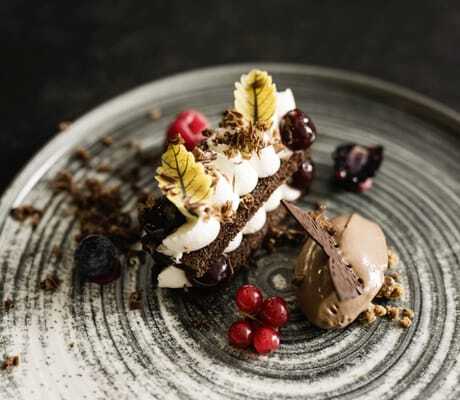 Im Restaurant des MyParadies Sulden verführt ein fein angerichtetes Dessert