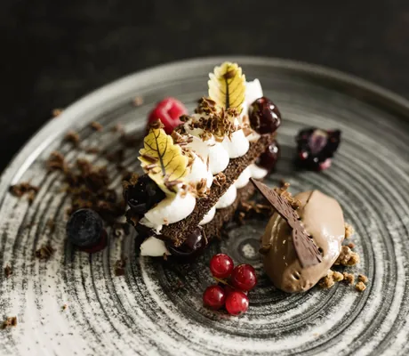 Im Restaurant des MyParadies Sulden verführt ein fein angerichtetes Dessert
