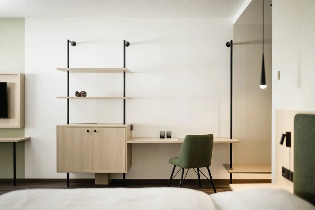 Blick ins Standard Einzel- oder Doppelzimmer des MyParadies in Sulden auf Tisch und Schreibstuhl