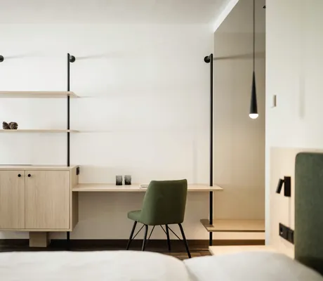 Blick ins Standard Einzel- oder Doppelzimmer des MyParadies in Sulden auf Tisch und Schreibstuhl