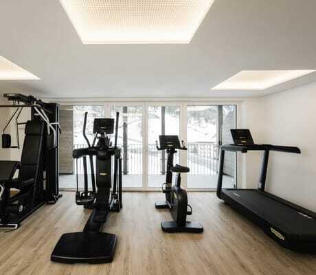 Im Fitnessraum des MyParadies in Sulden erhalten Aktive einen Panoramablick.
