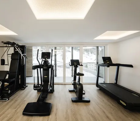 Im Fitnessraum des MyParadies in Sulden erhalten Aktive einen Panoramablick.