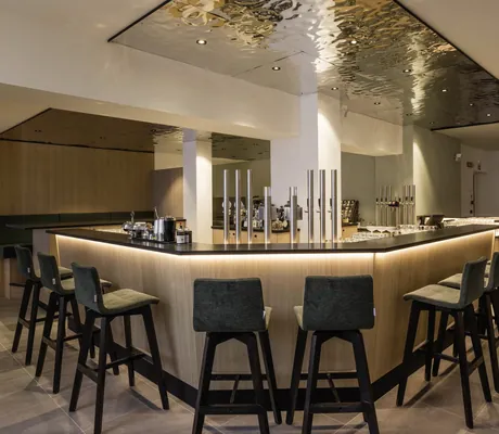 Blick auf die Hotelbar des MyParadies in Sulden, Stühle um die Bar