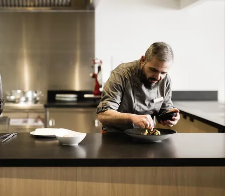 Köche bereiten im Restaurant des MyParadies in Sulden ein schmackhaftes Menü zu.