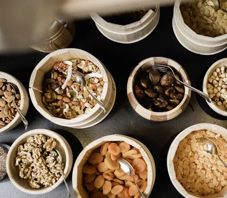 Auswahl an getrocknetem Obst und Nüssen am Frühstücksbuffet des MyParadies Sulden