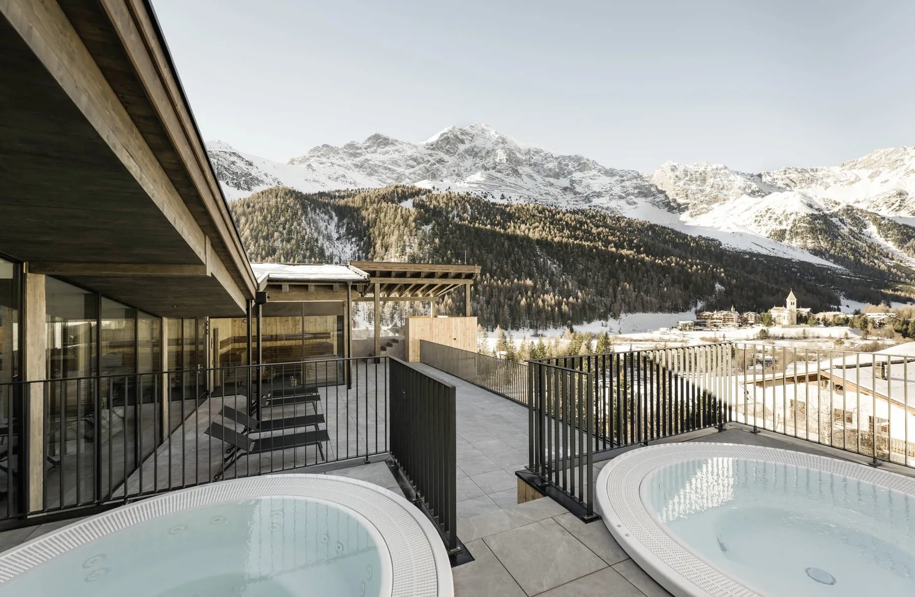Blick auf Outdoor Whirlpool und Bergblick im MyParadies Sulden